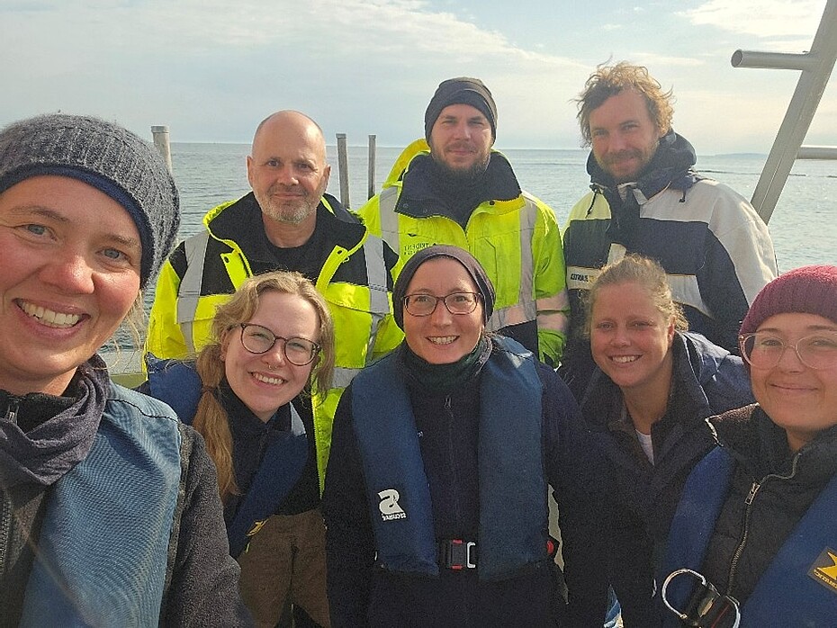 Ein Gruppenbild des Teams auf dem Forschungsschiff.