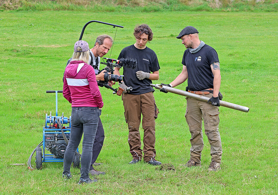 Für die Dreharbeiten besuchte das Filmteam die aktuell laufenden Forschungsarbeiten im Gelände aber auch die Detailuntersuchungen im Labor (Fotos: Rolf Kiepe, NIhK).