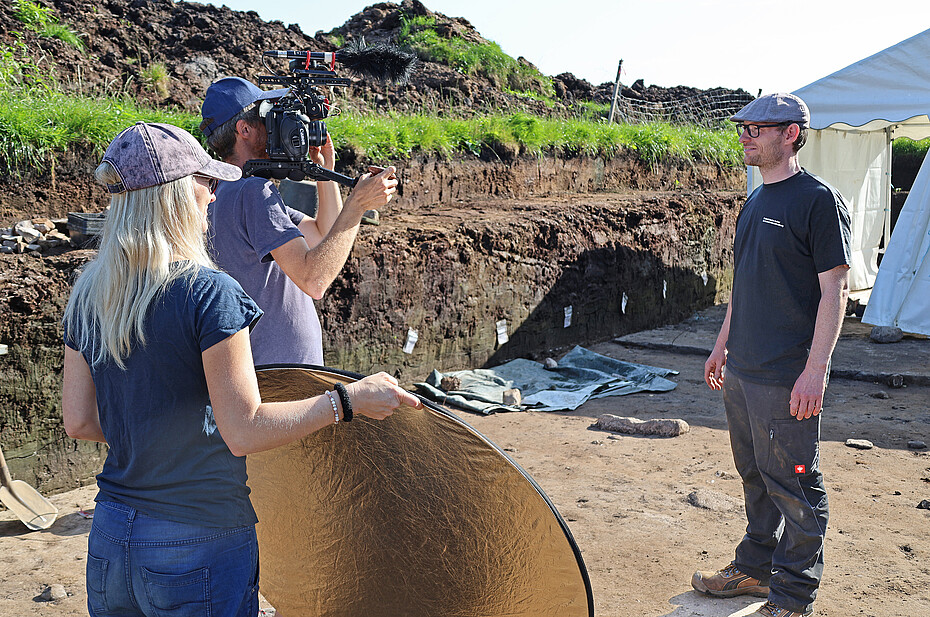 Für die Dreharbeiten besuchte das Filmteam die aktuell laufenden Forschungsarbeiten im Gelände aber auch die Detailuntersuchungen im Labor (Fotos: Rolf Kiepe, NIhK).