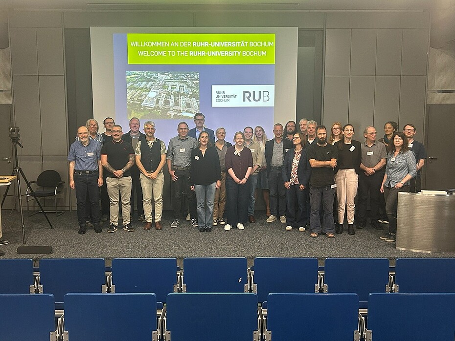 Gruppenbild aller Teilnehmer/innen