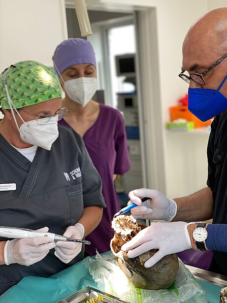 Operation in der Oralchirurgie Praxis Schumann & Rolfsen