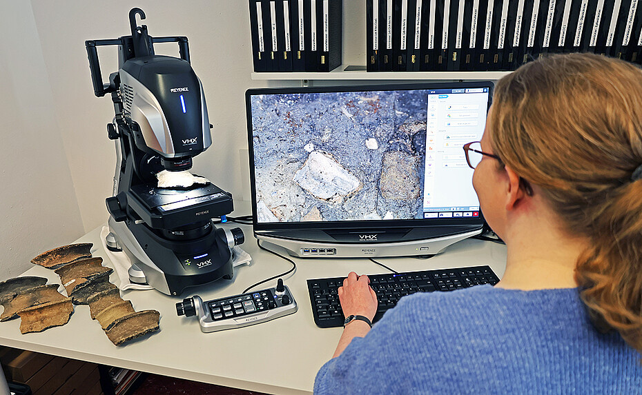 Dr. Katrin Struckmeyer untersucht die Muschelgrusware am Mikroskop Katrin Struckmeyer am digitalen Fotomikroskop
