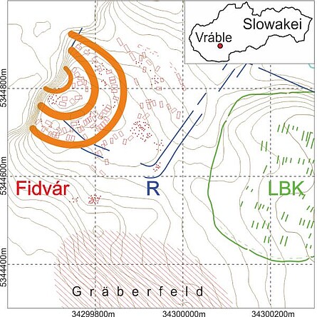 Frühbronzezeitliche Siedlung Grafische Übersicht über die Siedlung, die Lage der Gräben, Gräbern, Hausgrundrissen und dem Gräberfeld im Süden