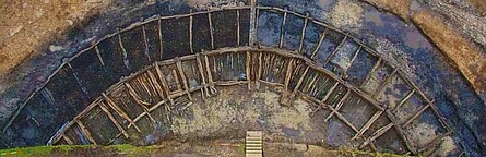 Luftaufnahme des Heidenwalls Luftbild des ausgegrabenen Walles, Reihen von kreisförmig angelegten Holzkonstruktionen, die die Größe der Anlage verdeutlichen