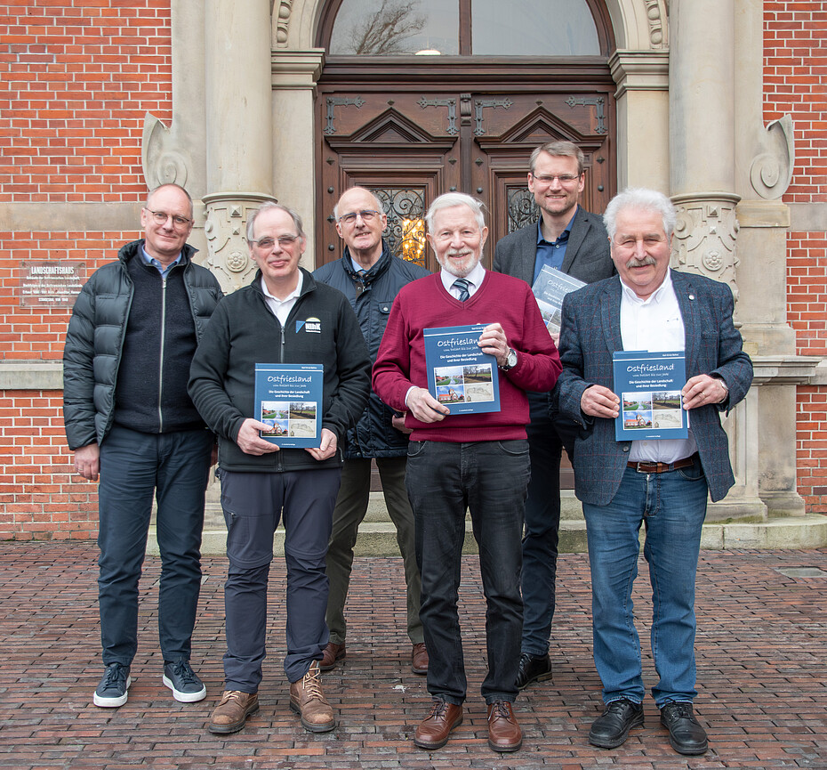 Gruppenaufnahme vor dem Gebäude der Ostfrieischen Landschaft