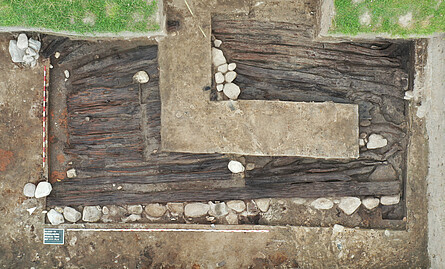 Drohnenfoto der Holzlage aus Bohlen, Balken und Stämmen