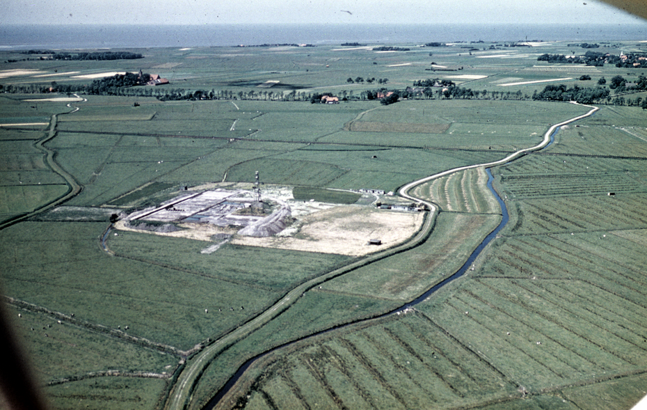 Ausgrabung auf der Wurt Feddersen Wierde bei Wremen im Landkreis Cuxhaven, 1955. Luftaufnahme der Ausgrabung auf der Feddersen Wierde