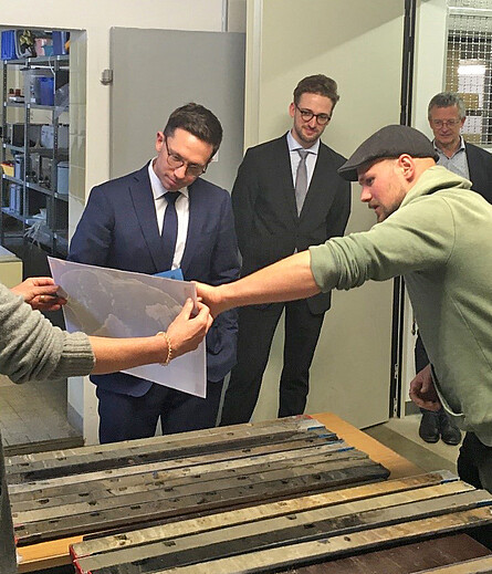 Falko Mohrs im Gespräch mit Wissenschaftlern des NihK