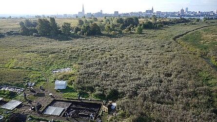 Hexakopter-Aufnahme der Grabung Luftbild zeigt die Lage der Grabung, im Hintergrund sieht man Rostock