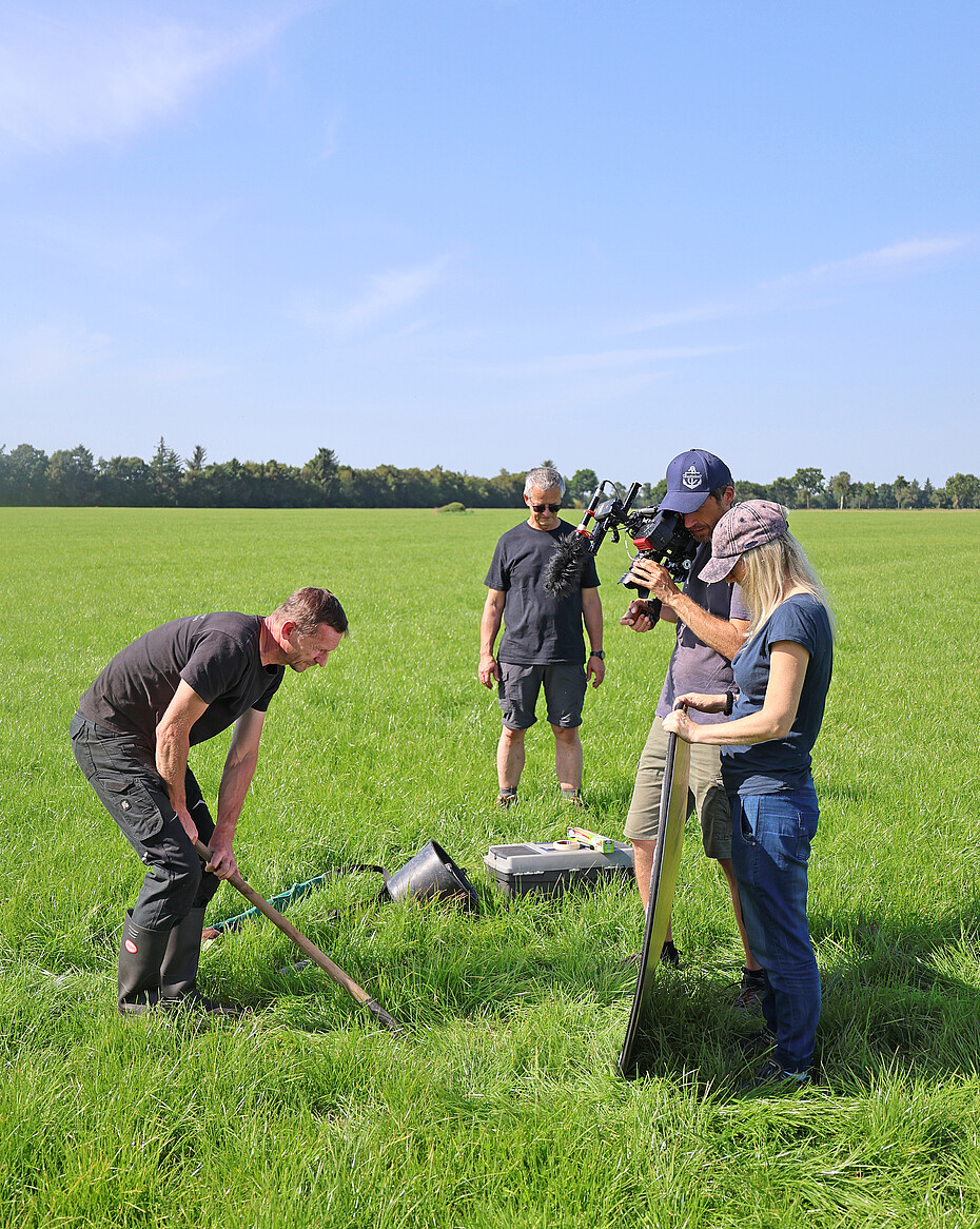 Für die Dreharbeiten besuchte das Filmteam die aktuell laufenden Forschungsarbeiten im Gelände aber auch die Detailuntersuchungen im Labor (Fotos: Rolf Kiepe, NIhK).