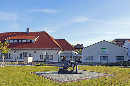 Aussenaufnahme des Küstenmuseums mit Kunstwerk im Vordergrund