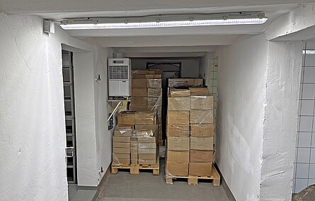 Gestapelte Fundkartons in einem Raum.