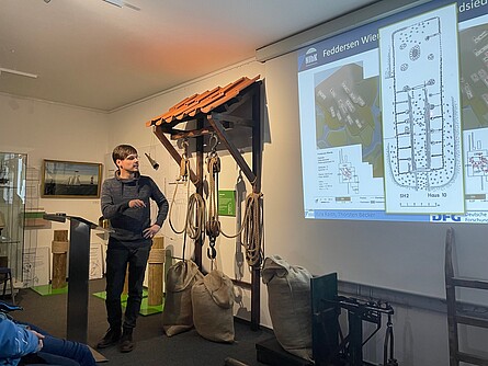 Thorsten Becker zeigt seine Präsentation