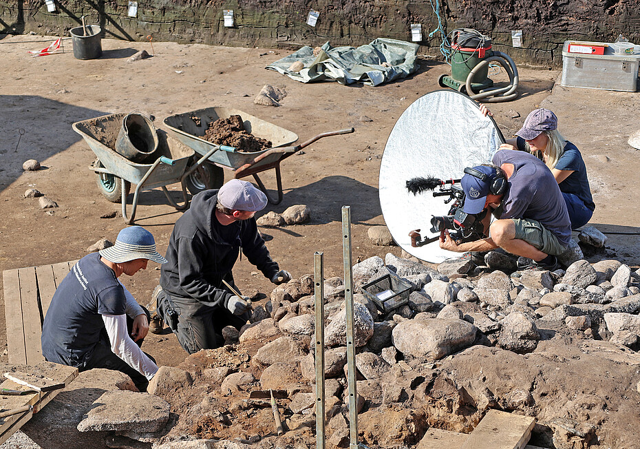 Für die Dreharbeiten besuchte das Filmteam die aktuell laufenden Forschungsarbeiten im Gelände aber auch die Detailuntersuchungen im Labor (Fotos: Rolf Kiepe, NIhK).