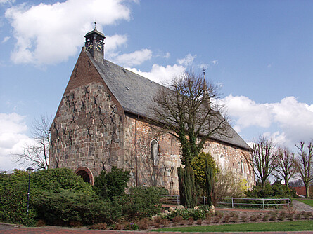 foto einer aus Findlingsquadern erbauten Kirche