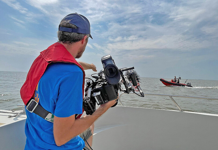 Für die Dreharbeiten besuchte das Filmteam die aktuell laufenden Forschungsarbeiten im Gelände aber auch die Detailuntersuchungen im Labor (Fotos: Rolf Kiepe, NIhK).
