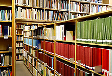 Innenaufahme der Bibliothek Einblick in die Bibliothek, viele Bücher in Regalen.